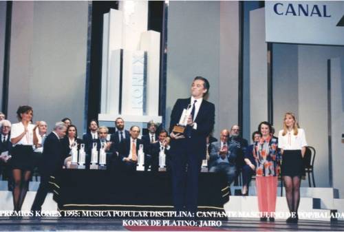 KONEX DE PLATINO - CANTANTE MASCULINO DE POP / BALADA - JAIRO