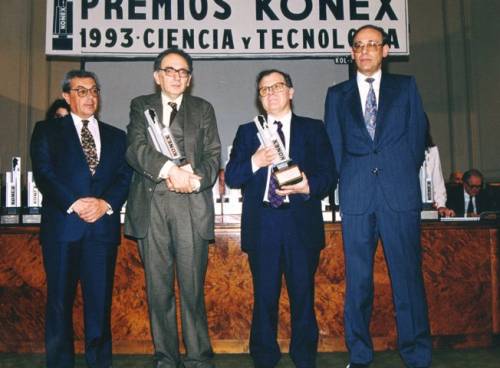 KONEX DE PLATINO - FÍSICA Y TECNOLOGÍA NUCLEARES - ANGEL LUIS PLASTINO / CONRADO F. VAROTTO 