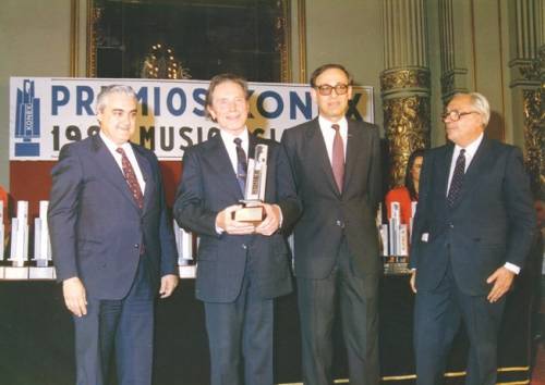 KONEX DE PLATINO - CANTANTE MASCULINO - ÁNGEL MATTIELLO 