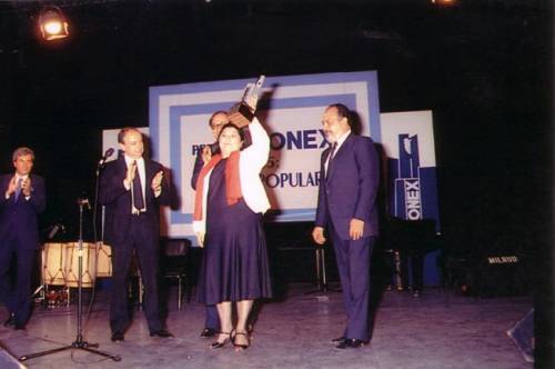 KONEX DE PLATINO - CANTANTE FEMENINA DE FOLKLORE - MERCEDES SOSA 