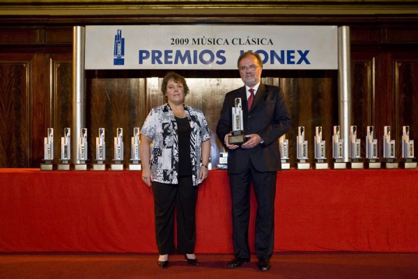 KONEX DE PLATINO - CANTANTE FEMENINA - BERNARDA FINK