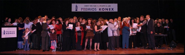 Los 100 Premios Konex en el escenario rindiendo un homenaje a Eladia Blázquez cantando “Honrar la vida”